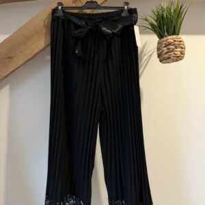 Pantalon plissé et dentelle sur le bas