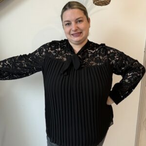 Blouse voile doublé plissée détails nœud/dentelle